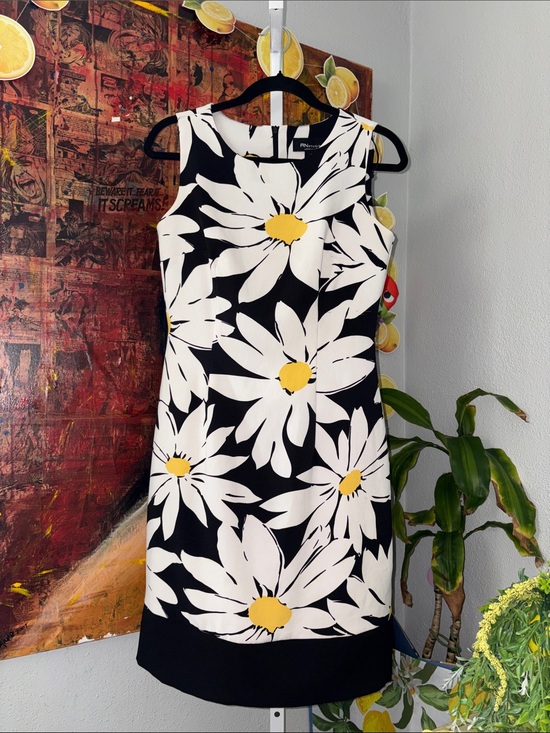 Ronni Nicole Dresses & Skirts - RN Studio By Roni Nicole Sleeveless Black Daisy Print Shift Dress Yellow Size 4